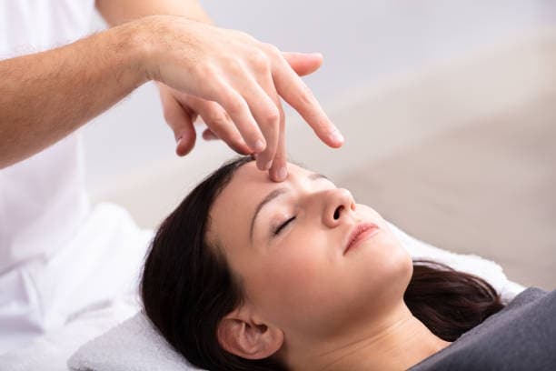 Psychanalyse ou médecine alternative : les pour et contre