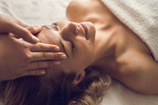 Le remodelage hypnotique du visage : un soin complet
